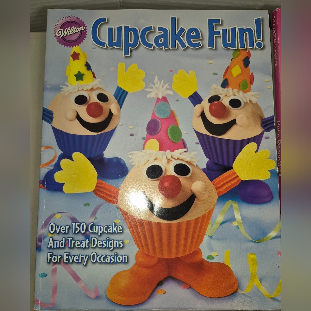 Wilton Cake Decorating Book Set - Picture 2 of 7